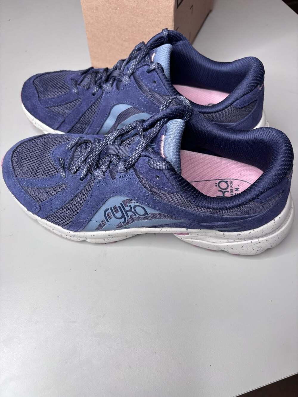 Skylift Trail Walking Sneaker (Women)size 9.5